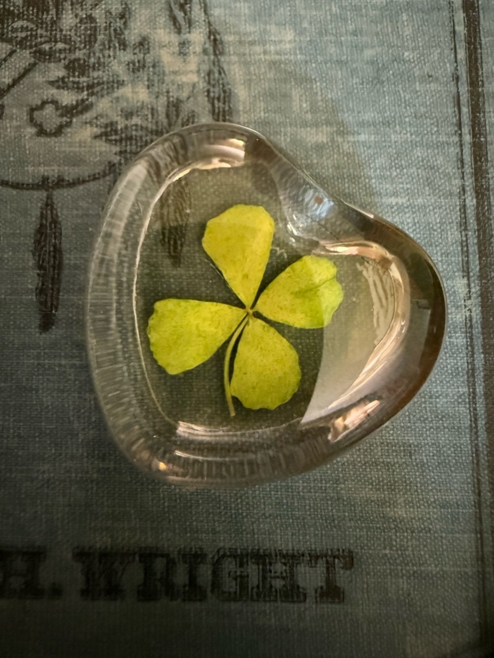 Räder Four‑Leaf Clover Heart – Clear Glass Good Luck Charm – 1.5”